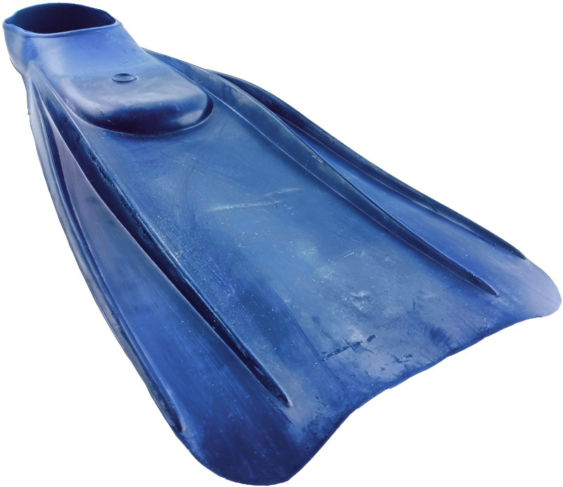 На резине остаются следы от высохшей воды, сам цвет не однородный. Но большую ценность представляет качество плавания и заслуженная любовь тренеров и спортсменов.