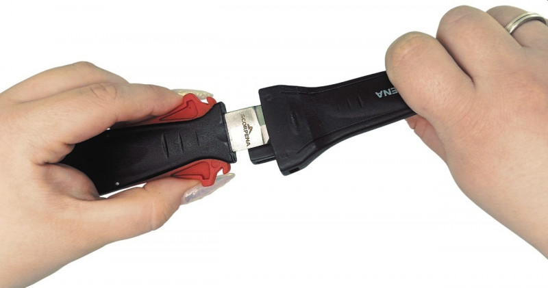 Чтобы извлечь нож, необходимо нажать одновременно на обе красные защелки и потянуть.