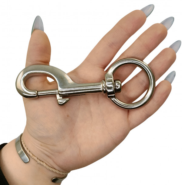 Большой диаметр кольца удобен для удерживания стейджа при перестежке, крепления манометра на D-кольце, а также крепления прочих необходимых аксессуаров в холодноводном техническом дайвинге.