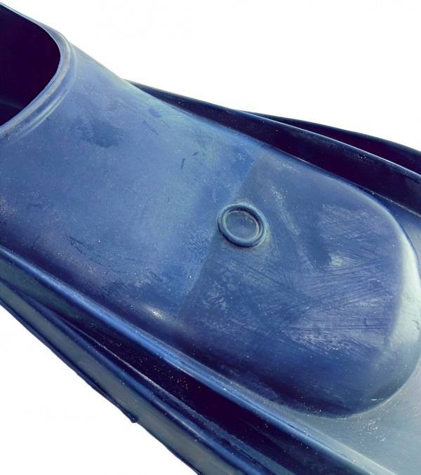 В носовой части калоши имеется круглая заготовка под прокалывание отверстия для выхода воды, что облегчает процесс надевания и снятия ласт.