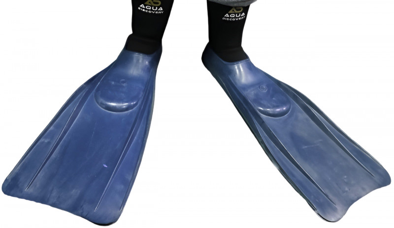 За счет мягкой резины и широкой калоши их можно надевать на неопреновый носок, популярный в подводном плавании.