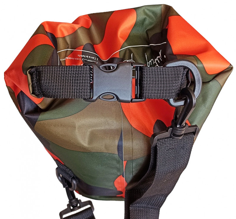 Далее клапан фиксируется пряжкой «фастекс» из ударопрочного и морозостойкого пластика на ремнях из армированной ткани с небольшим пластиковым карабином для крепления к необходимому элементу снаряжения.