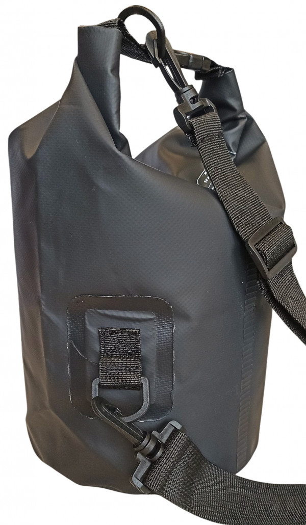 Для удобства транспортировки гермомешка на боковой стороне расположена специальная усиленные накладка, оснащенная D-кольцом, за который легко цепляется карабин плечевого ремешка.