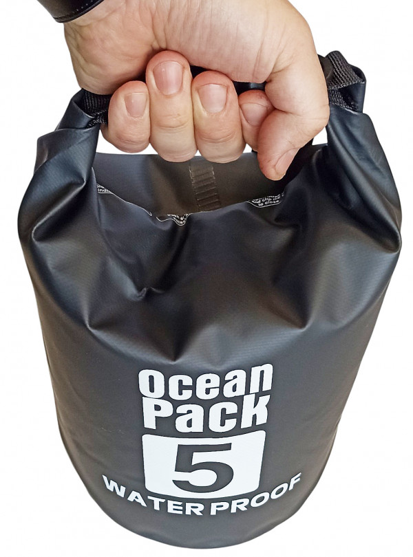 ПВХ с полиуретановым покрытием устойчив к истиранию и проколам, не теряет эластичность при низких температурах, защищен от выцветания под УФ излучением.