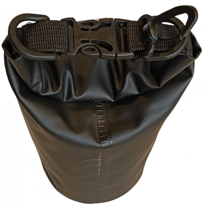 Свернутый клапан фиксируется пряжкой «фастекс» на ремнях из армированной ткани с повышенной прочностью на разрыв. Пряжка-фастекс выполнена из ударопрочного и морозостойкого пластика.