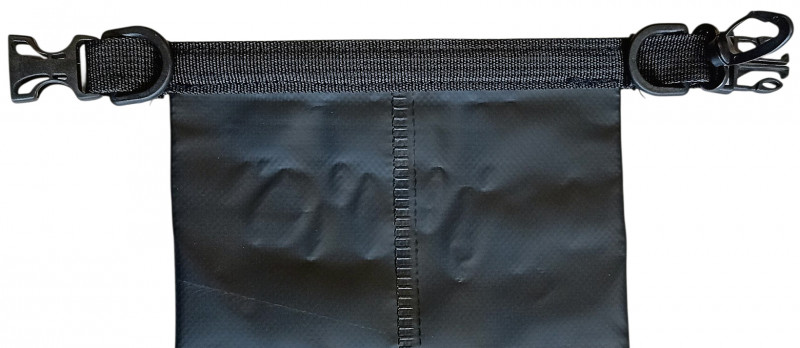 Верх мешка сворачивается на 2-3 оборота, создает надежный водяной барьер и обеспечивает многократное использование без потери герметичности.