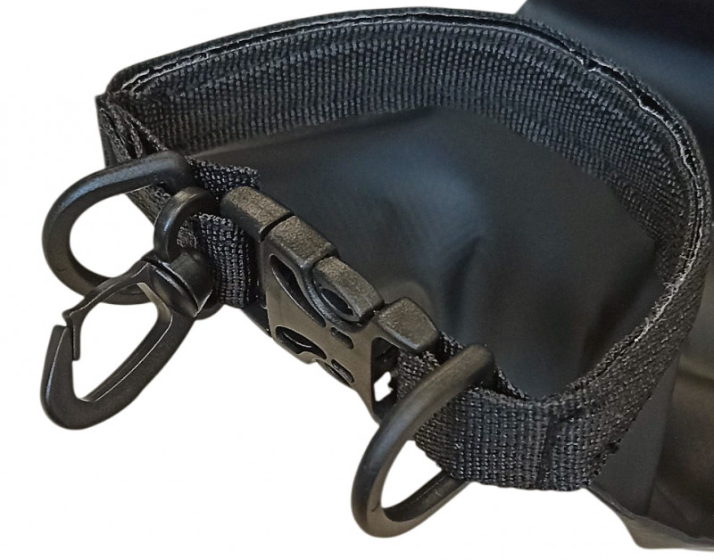 Ремень пряжки оснащен двумя D-кольцами и небольшим пластиковым карабином для крепления к необходимому элементу снаряжения.