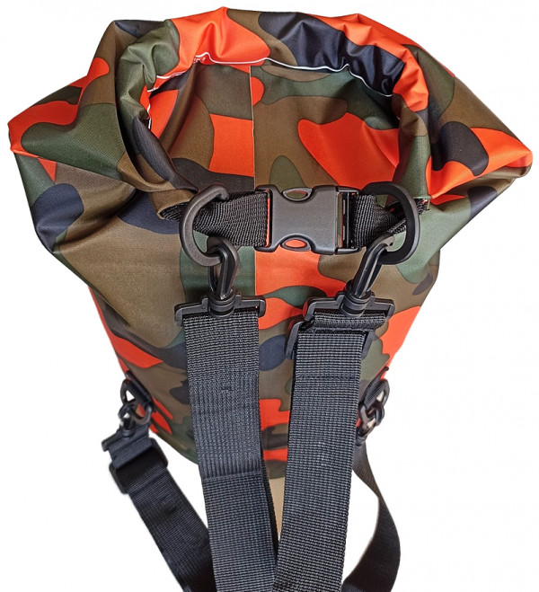 Далее клапан фиксируется пряжкой «фастекс» из ударопрочного и морозостойкого пластика на ремнях из армированной ткани с небольшим пластиковым карабином для крепления к необходимому элементу снаряжения.