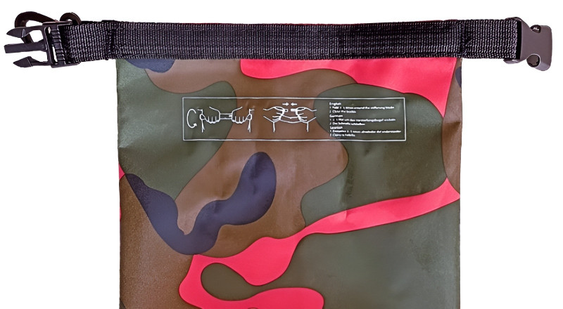 Верх мешка сворачивается на 2-3 оборота, создает надежный водяной барьер и обеспечивает многократное использование без потери герметичности.