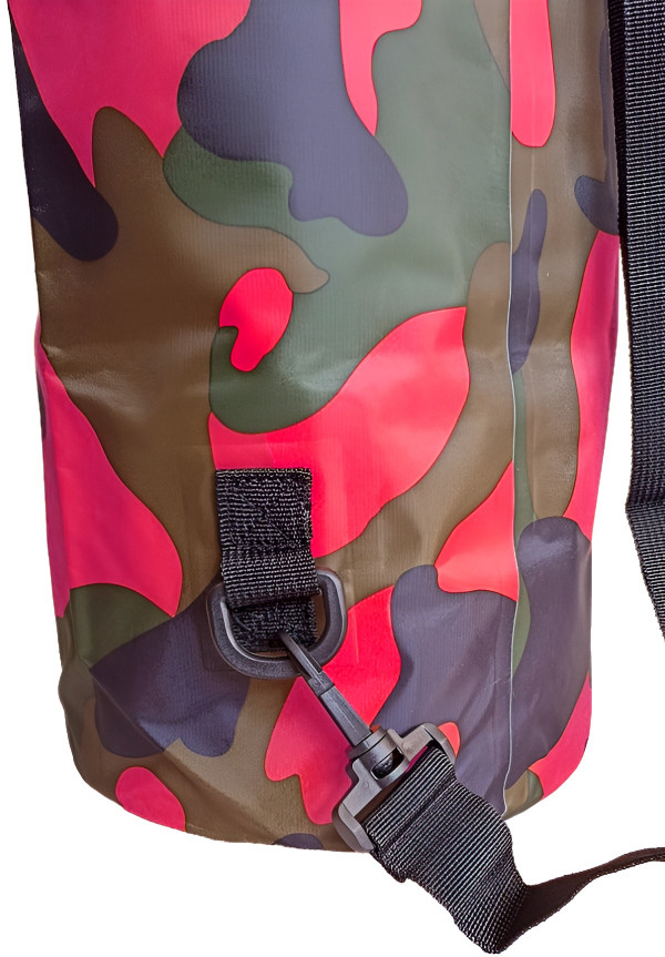 Для удобства транспортировки гермомешка на боковой стороне расположена специальная усиленные накладка, оснащенная D-кольцом, за который легко цепляется карабин плечевого ремешка.