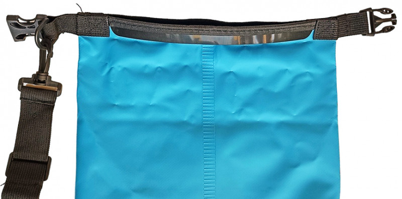 Верх мешка сворачивается на 2-3 оборота, создает надежный водяной барьер и обеспечивает многократное использование без потери герметичности.