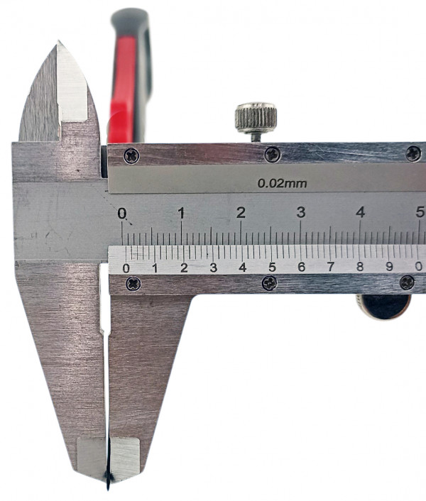 Минимальная толщина лезвия ближе к острию ножа - около 1мм.