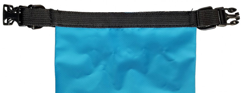 Верх мешка сворачивается на 2-3 оборота, создает надежный водяной барьер и обеспечивает многократное использование без потери герметичности.