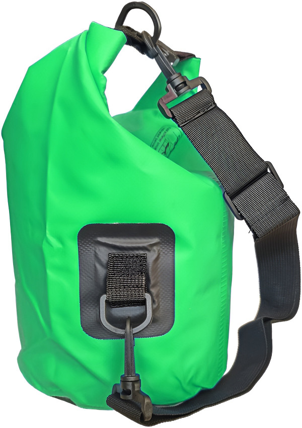 Для удобства транспортировки гермомешка на боковой стороне расположена специальная усиленные накладка, оснащенная D-кольцом, за который легко цепляется карабин плечевого ремешка.