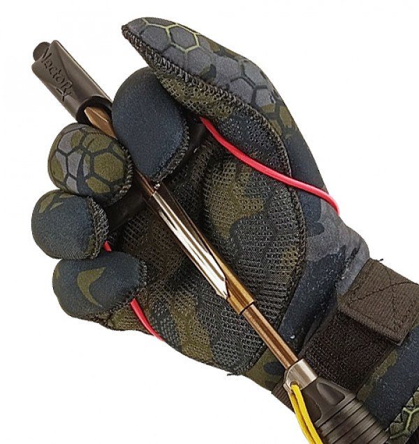 Благодаря прекрасной растяжимости венгерки заряжать пневматическое ружье можно не снимая заряжалки с руки.