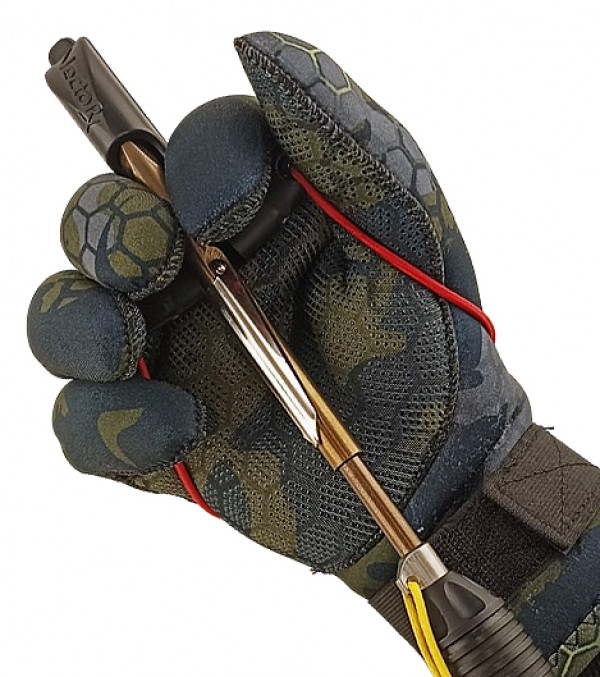 Благодаря прекрасной растяжимости венгерки заряжать пневматическое ружье можно не снимая заряжалки с руки.