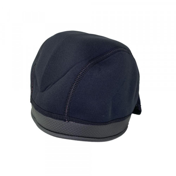 Изнутри покрыта нейлоном для комфорта. Имеет гладкий ободок для лучшего прилегания к коже, что снижает скольжение по голове и немного улучшает герметичность.