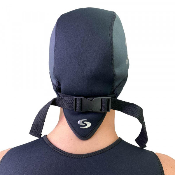 Фиксируется при помощи пластиковой пряжки фастекс в затылочной части.