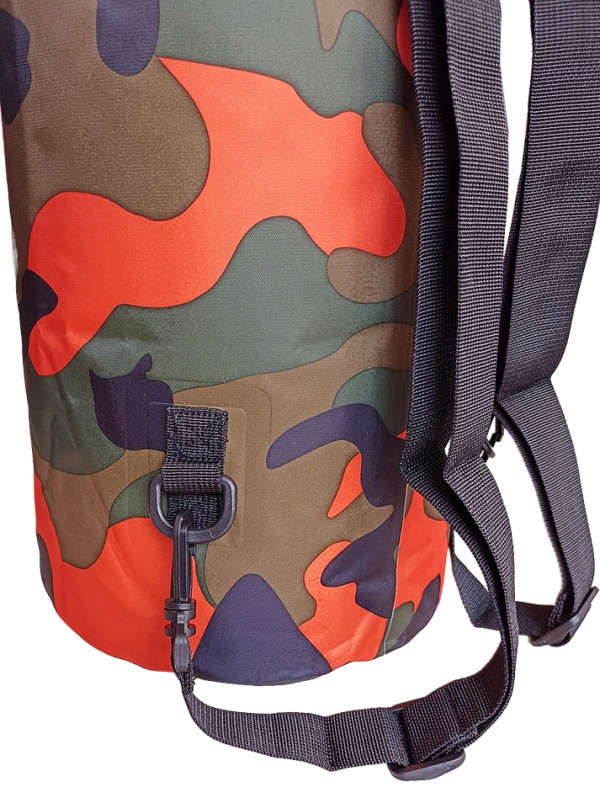 Для удобства транспортировки гермомешка на боковой стороне расположена специальная усиленные накладка, оснащенная D-кольцом, за который легко цепляется карабин плечевого ремешка.