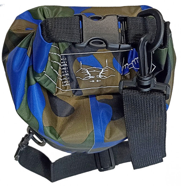 Далее клапан фиксируется пряжкой «фастекс» из ударопрочного и морозостойкого пластика на ремнях из армированной ткани с небольшим пластиковым карабином для крепления к необходимому элементу снаряжения.