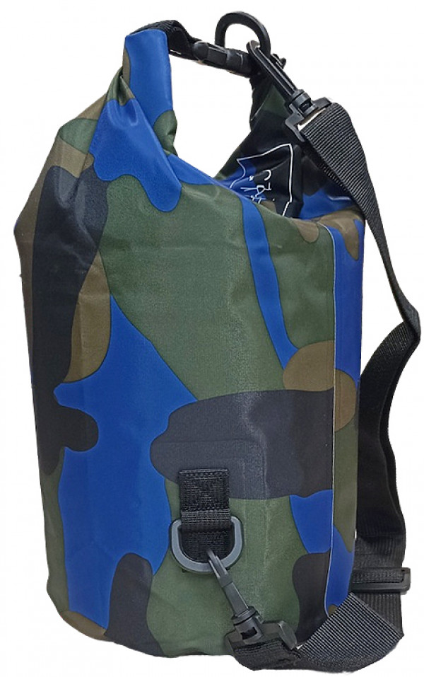 Для удобства транспортировки гермомешка на боковой стороне расположена специальная усиленные накладка, оснащенная D-кольцом, за который легко цепляется карабин плечевого ремешка.