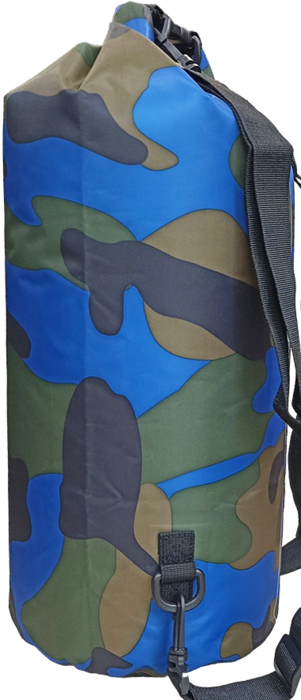 Для удобства транспортировки гермомешка на боковой стороне расположена специальная усиленные накладка, оснащенная D-кольцом, за который легко цепляется карабин плечевого ремешка.