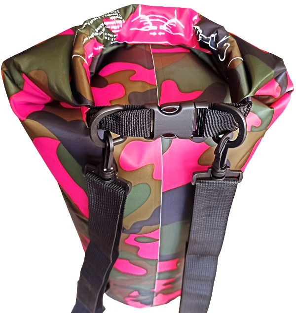 Cвернутый клапан фиксируется пряжкой «фастекс» на ремнях из армированной ткани с повышенной прочностью на разрыв. Пряжка-фастекс выполнена из ударопрочного и морозостойкого пластика.