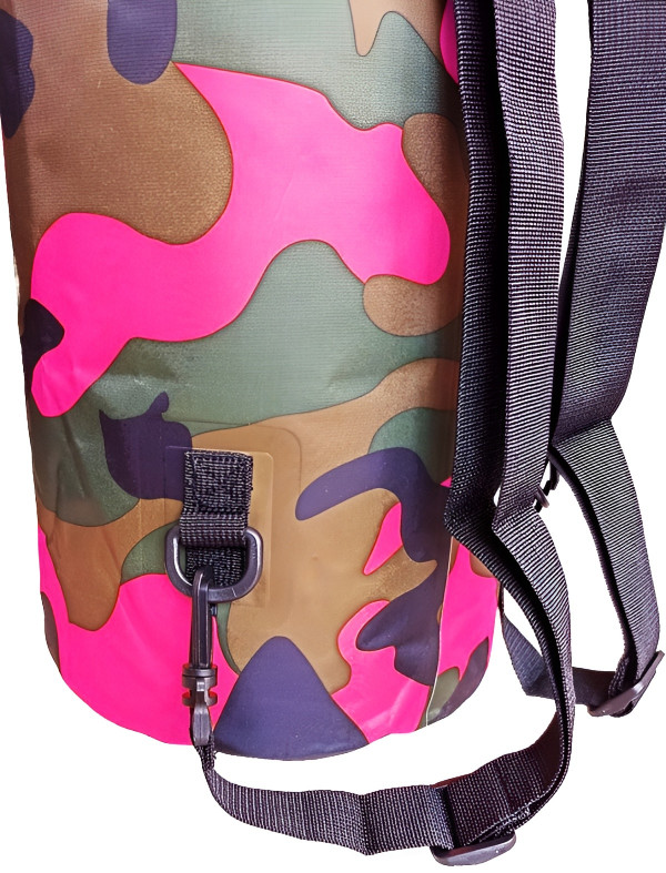 Для удобства транспортировки гермомешка на боковой стороне расположена специальная усиленные накладка, оснащенная D-кольцом, за который легко цепляется карабин плечевого ремешка.