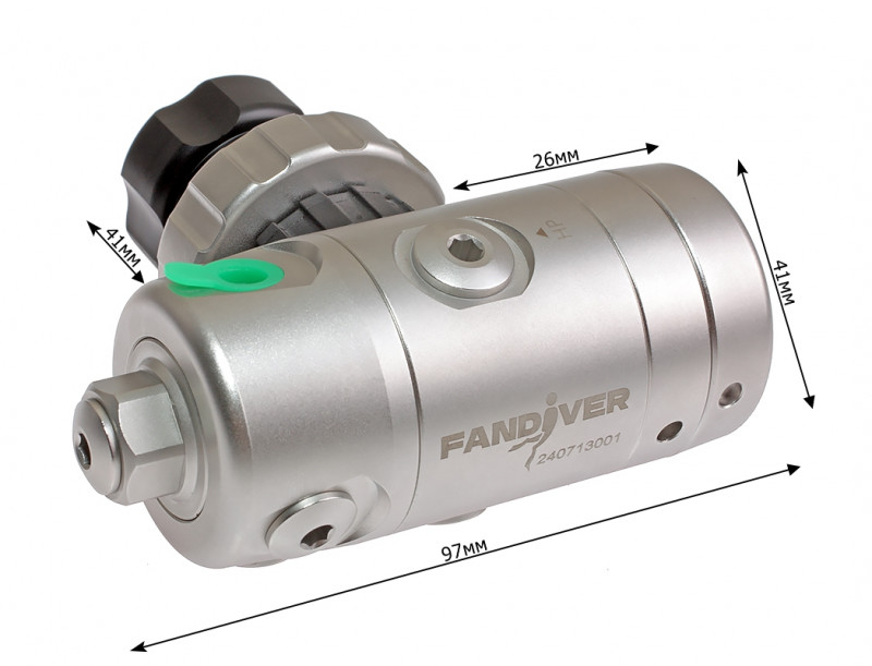 Первая ступень оснащена двумя портами высокого давления (HP) и пятью портами низкого давления (LP), как раз на поворотной голове. Один из портов - торцевой, что великолепно при сборке спарочного комплекта. Первая ступень оснащена стандартным коннектором DIN, совместима с Nitrox до 40%. Рабочее давление - до 300 бар. Общая длина первой ступени - 97мм вместе с выступающим портом, диаметр - 41мм.