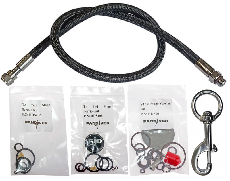 В комплект входит шланг манометра ДЕЛЬФИН 70см - HP MIFLEX CARBON, ремкомплект (KIT) регулятора FANDIVER для 1-й ступени F3, ремкомплект (KIT) регулятора FANDIVER для 2-й ступени D4, ремкомплект (KIT) регулятора FANDIVER для 2-й ступени D2 и карабин SNAP 120x45 с поворотным кольцом.