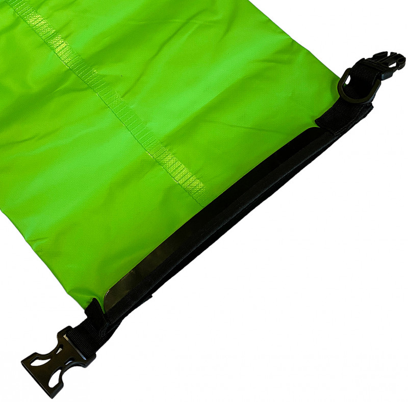 Верх мешка сворачивается на 2-3 оборота, создает надежный водяной барьер и обеспечивает многократное использование без потери герметичности.