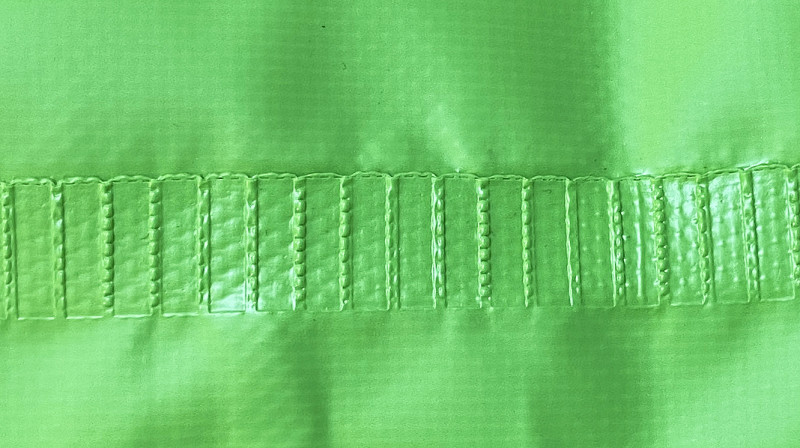 ПВХ с полиуретановым покрытием устойчив к истиранию и проколам, не теряет эластичность при низких температурах, защищен от выцветания под УФ‑излучением. Швы соединены методом термопрессовки для особой герметичности и прочности.