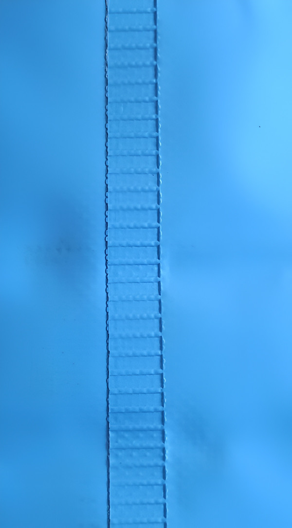 Технология термопрессовки швов позволяет добиться идеальной герметичности: слои материала сплавляются воедино, образуя прочный барьер против влаги и повышая общую износостойкость изделия.