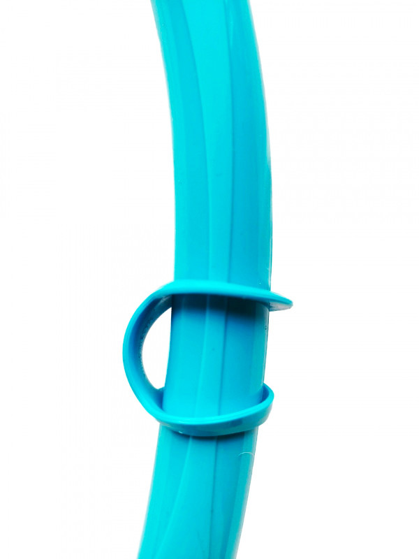 Трубка крепится к маске с помощью силиконового держателя-восьмерки.