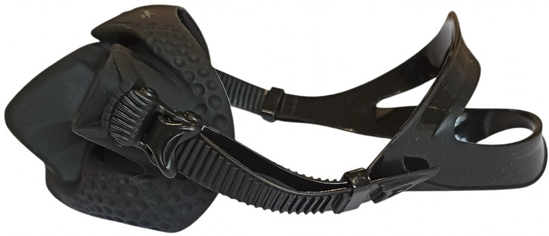 Удобные пряжки с микрометрической регулировкой и рельефными кнопками позволяют точно настроить посадку маски под ваши индивидуальные потребности.