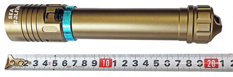 Компактная длина фонаря - 21см. Корпус из анодированного алюминия, можно использовать фонарь в морской воде, не боясь коррозии.