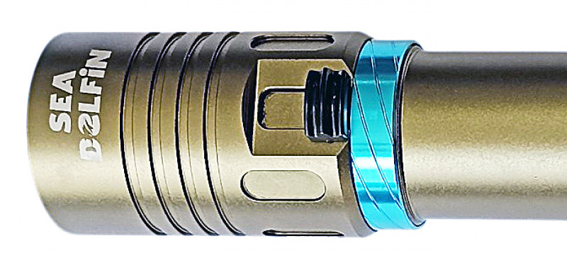 Благодаря удобному ползунковому выключателю достигается плавная регулировка яркости свечения от 0% до 100% (то есть около 10 режимов). Кнопка управляется даже в толстых перчатках. Транспортировать лучше без аккумулятора или зафиксировав ползунок, риск самовключения в сумке.