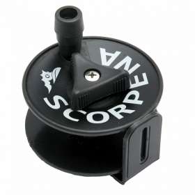 Удобная и прочная катушка полностью выполнена из пластика, что уменьшает ее вес.