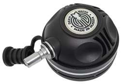 Первый профессиональный клапан поддува сухого ГК российского производства, от компании DEEP WATER. Предназначен для контролируемой подачи воздуха из баллона в подкостюмное пространство, что позволяет компенсировать обжатие при спуске на глубину.