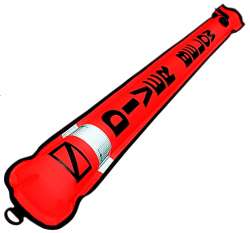 Маркерный буй для обозначения места всплытия дайвера или прохождения остановки безопасности. Может служить для поддержания плавучести на поверхности и под водой, для подачи сигналов в экстренных ситуациях.